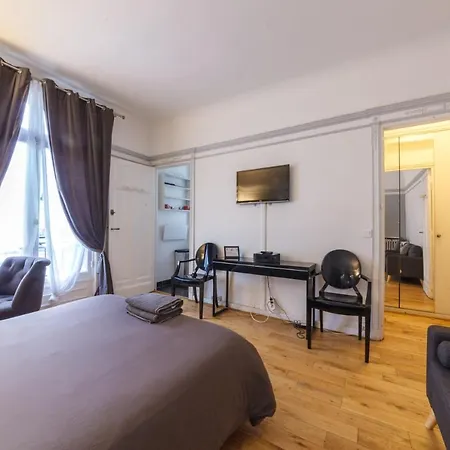 Private - Avenue Des Champs-elysees Paris