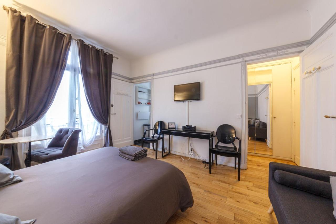 Private - Avenue Des Champs-elysees Parigi